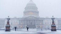 Badai salju menerjang kawasan Gedung Capitol, Washington, Amerika Serikat.