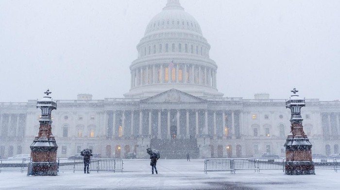 Badai salju melanda sejumlah wilayah Amerika Serikat, salah satunya Washington. Gedung Capitol pun memutih karena diselimuti salju.