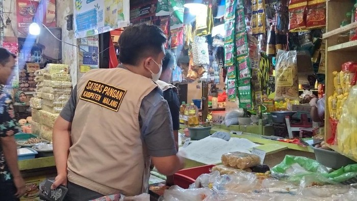 Satgas Pangan Satreskrim Polres Malang sidak pasar tradisional.