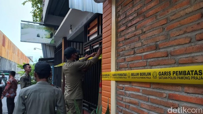 Satpol PP Sukoharjo menyegel panti pijat di Grogol, Kamis (13/2/2025).