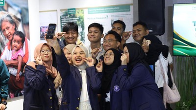 Semringah Ratusan Mahasiswa Indonesia Terima Beasiswa