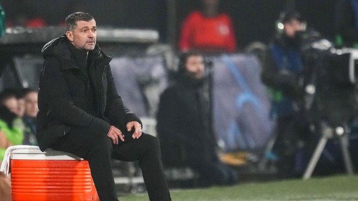 ROTTERDAM, NETHERLANDS - FEBRUARY 12: Head coach Sergio Conceicao of AC Milan looks on during the UEFA Champions League 2024/25 League Knockout Play-off first leg match between Feyenoord and AC Milan at Stadion Feijenoord on February 12, 2025 in Rotterdam, Netherlands. (Photo by Rene Nijhuis/MB Media/Getty Images)
