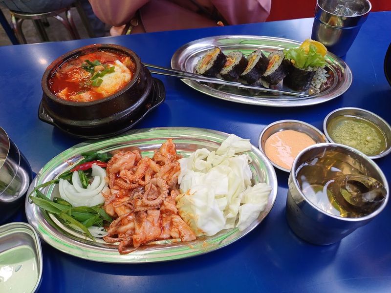 Seru! Nongkrong di 4 Warung Tenda yang Tawarkan Menu Korea