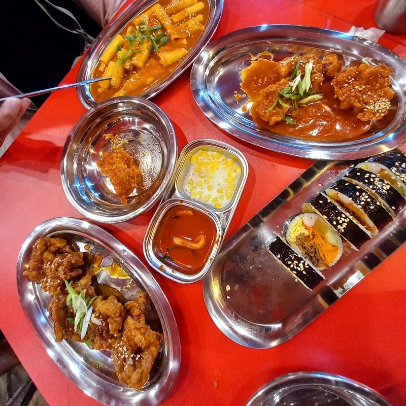 Seru! Nongkrong di 4 Warung Tenda yang Tawarkan Menu Korea
