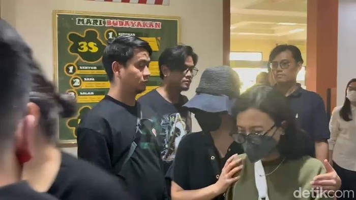 Sherina menghadiri sidang perceraian di Pengadilan Agama Jakarta Selatan.