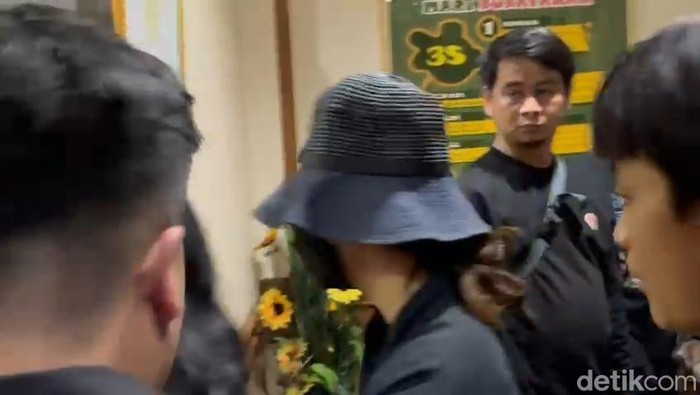 Sherina menghadiri sidang perceraian di Pengadilan Agama Jakarta Selatan.