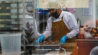 Jelang Hari Valentine 2025, Toko Cokelat Artisan Terve yang menjual cokelat bertemakan valentine mengalami peningkatan permintaan.  