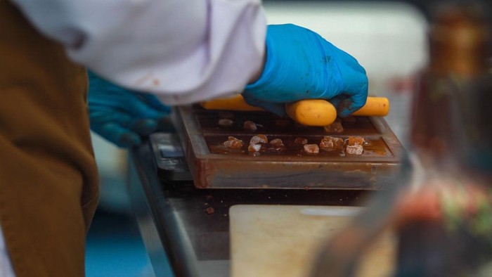 Sibuknya Pekerja Produksi Cokelat Jelang Hari Valentine 2025 Workers finish making chocolate at Terve Artisan Chocolate Factory in Bandung, West Java, Indonesia, on February 13, 2025. Ahead of Valentine's Day 2025, Terve Chocolate Factory makes Valentine-themed chocolates. (Photo by Khairizal Maris/NurPhoto via Getty Images)