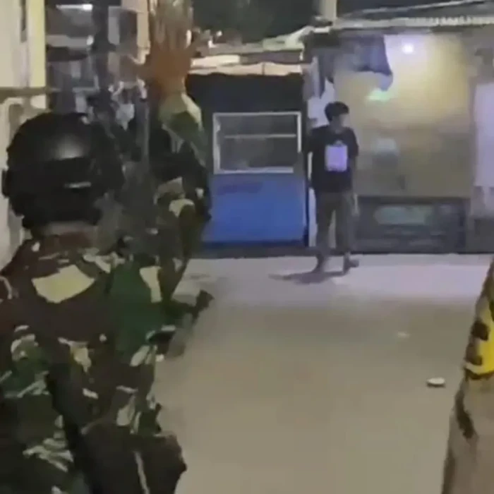 Sopian Faqih (36) mengamuk dengan membawa senapan angin dan membacok pria lainnya, F (39), sampai tewas. Peristiwa itu bikin warga Kalideres, Jakbar ketakutan. (dok Kodim Jakbar)