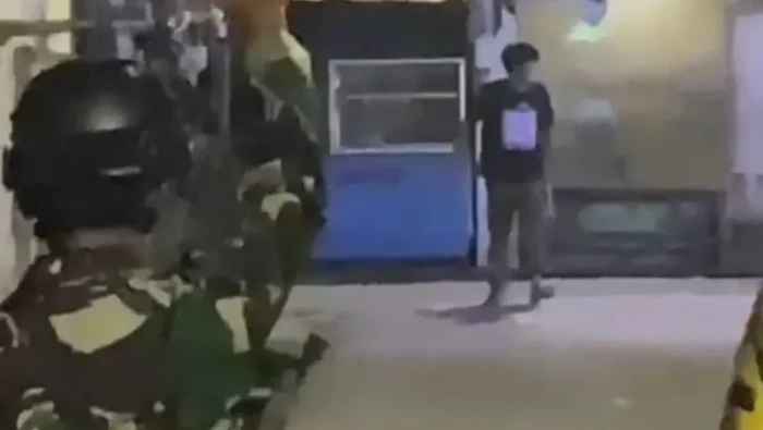 Sopian Faqih (36) mengamuk dengan membawa senapan angin dan membacok pria lainnya, F (39), sampai tewas. Peristiwa itu bikin warga Kalideres, Jakbar ketakutan. (dok Kodim Jakbar)