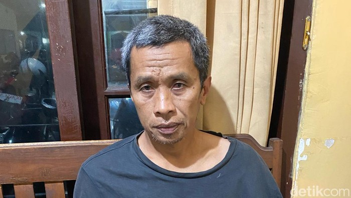 Sosok Sri Jayadi alias Sipur, tersangka kasus penipuan yang berhasil ditangkap Unit Reskrim Polsek Kasihan di kediamannya, Rabu malam (12/2/2025).