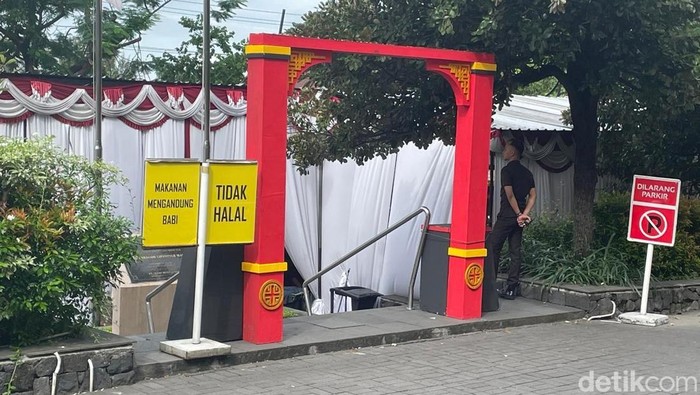 Suasana lokasi stand nonhalal di Festival Kuliner Cap Go Meh di Solo Paragon Mal, Kamis (13/2/2025).