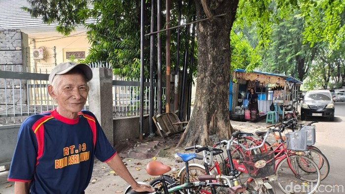 Sulaiman di lapak barang bekasnya di Pasar Loak Cirebon