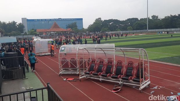 Suporter Persipa Pati saat ricuh masuk ke lapangan Stadion Joyokusumo, Pati, usai Persipa kalah melawan tamunya, Persipura Jayapura, Kamis (13/2/2025).
