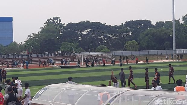 Suporter Persipa Pati saat ricuh masuk ke lapangan Stadion Joyokusumo, Pati, usai Persipa kalah melawan tamunya, Persipura Jayapura, Kamis (13/2/2025).