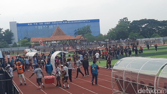 Suporter Persipa Pati saat ricuh masuk ke lapangan Stadion Joyokusumo, Pati, usai Persipa kalah melawan tamunya, Persipura Jayapura, Kamis (13/2/2025).
