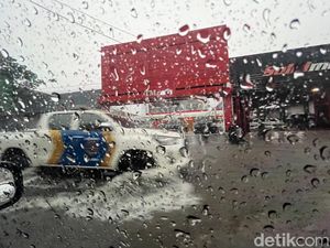 Sejumlah Kawasan di Surabaya Tergenang Setelah Diguyur Hujan Angin