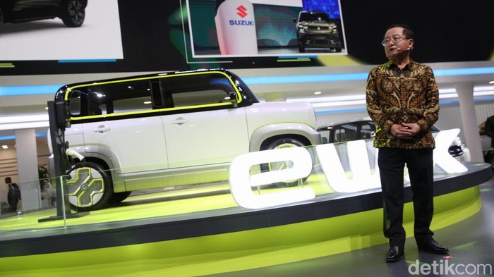 Suzuki memamerkan konsep mobil listrik masa depannya di Indonesia International Motor Show (IIMS) 2025. Konsep mobil listrik ini diprediksi bakal menjadi Jimny versi listrik dengan desain kotaknya.
