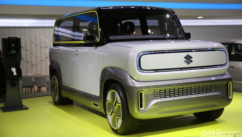 Suzuki memamerkan konsep mobil listrik masa depannya di Indonesia International Motor Show (IIMS) 2025. Konsep mobil listrik ini diprediksi bakal menjadi Jimny versi listrik dengan desain kotaknya.