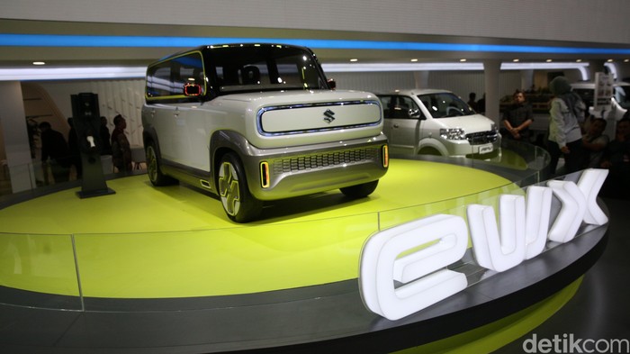 Suzuki memamerkan konsep mobil listrik masa depannya di Indonesia International Motor Show (IIMS) 2025. Konsep mobil listrik ini diprediksi bakal menjadi Jimny versi listrik dengan desain kotaknya.