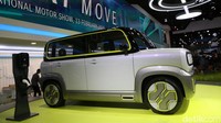 Mobil ini dihiasi banyak garis-garis LED berbentuk melingkar. Mulai dari di grille atas, kaca depan hingga belakang, cover kaca spion, bagian belakang mobil hingga 4 lampu sein bagian depan dan belakang.