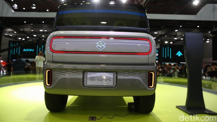 Suzuki Pamerkan eWX di IIMS 2025 Suzuki memamerkan konsep mobil listrik masa depannya di Indonesia International Motor Show (IIMS) 2025. Konsep mobil listrik ini diprediksi bakal menjadi Jimny versi listrik dengan desain kotaknya.