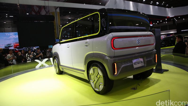 Suzuki memamerkan konsep mobil listrik masa depannya di Indonesia International Motor Show (IIMS) 2025. Konsep mobil listrik ini diprediksi bakal menjadi Jimny versi listrik dengan desain kotaknya.