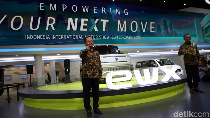 Suzuki memamerkan konsep mobil listrik masa depannya di Indonesia International Motor Show (IIMS) 2025. Konsep mobil listrik ini diprediksi bakal menjadi Jimny versi listrik dengan desain kotaknya.