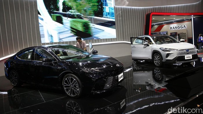 Tampilan Camry dan Corolla Cross Terbaru Luncuran Toyota PT Toyota-Astra Motor (TAM) resmi meluncurkan New Camry HEV dan New Corolla Cross HEV pada pameran Indonesia International Motor Show (IIMS) 2025, di arena JIExpo, Kemayoran, Jakarta, Kamis (13/2/2025).