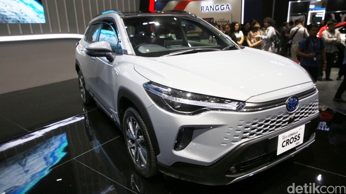 PT Toyota-Astra Motor (TAM) resmi meluncurkan New Camry HEV dan New Corolla Cross HEV pada pameran Indonesia International Motor Show (IIMS) 2025, di arena JIExpo, Kemayoran, Jakarta, Kamis (13/2/2025).