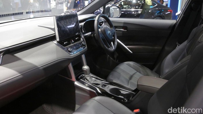 Tampilan Camry dan Corolla Cross Terbaru Luncuran Toyota PT Toyota-Astra Motor (TAM) resmi meluncurkan New Camry HEV dan New Corolla Cross HEV pada pameran Indonesia International Motor Show (IIMS) 2025, di arena JIExpo, Kemayoran, Jakarta, Kamis (13/2/2025).