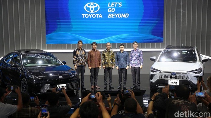 Tampilan Camry dan Corolla Cross Terbaru Luncuran Toyota PT Toyota-Astra Motor (TAM) resmi meluncurkan New Camry HEV dan New Corolla Cross HEV pada pameran Indonesia International Motor Show (IIMS) 2025, di arena JIExpo, Kemayoran, Jakarta, Kamis (13/2/2025).