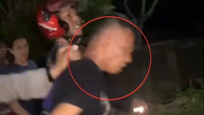Tangkapan layar pria kepergok curi celengan masjid di Parepare nyaris dimassa.