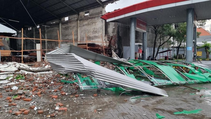 Tembok yang roboh di SPBU Tanjungsari Surabaya