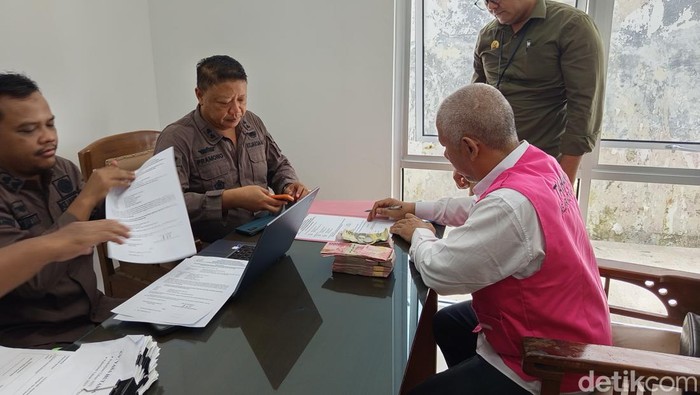 Tersangka NR melalui kuasa hukumnya menitipkan uang pengganti kerugian negara di Kejaksaan Negeri Kota Magelang, Kamis (13/2/2025).