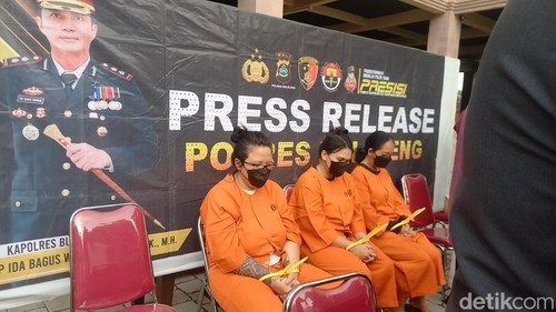 Tiga wanita tersangka pembunuhan pria bertato yang jasadnya ditemukan di dasar jurang saat dihadirkan dalam konferensi pers di Mapolres Buleleng, Kamis (13/2/2025). (Foto: Made Wijaya Kusuma/detikBali)