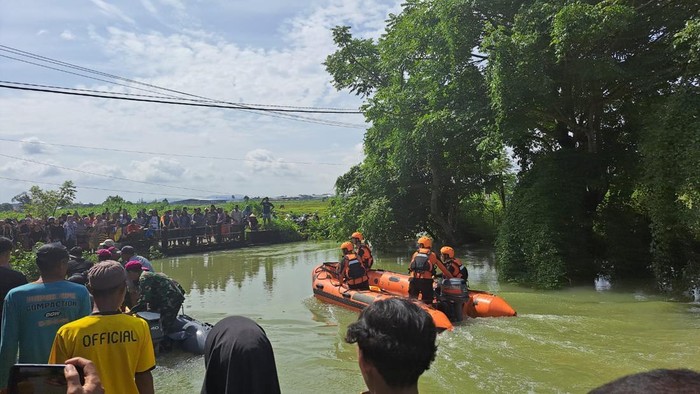 Tim SAR mengevakuasi korban tewas akibat banjir di Maros.