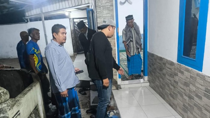 TKP penemuan bayi di depan masjid di Sukabumi.