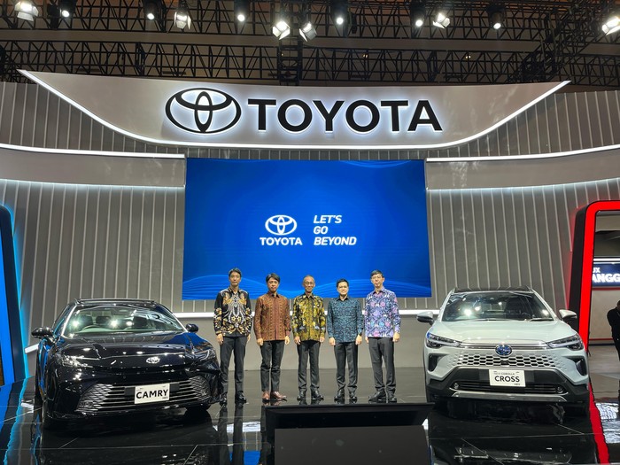 Toyota luncurkan New Camry dan New Corolla Cross di IIMS 2025