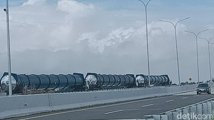 Truk angkut tabung raksasa di Tol Jogja-Solo, Klaten, Kamis (13/2/2025).
