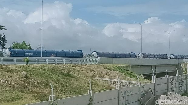 Truk angkut tabung raksasa di Tol Jogja-Solo, Klaten, Kamis (13/2/2025).