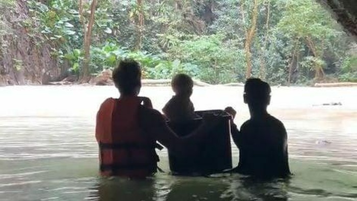 Tur gua bersama bayi