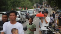Warga membawa dulang Nganggung