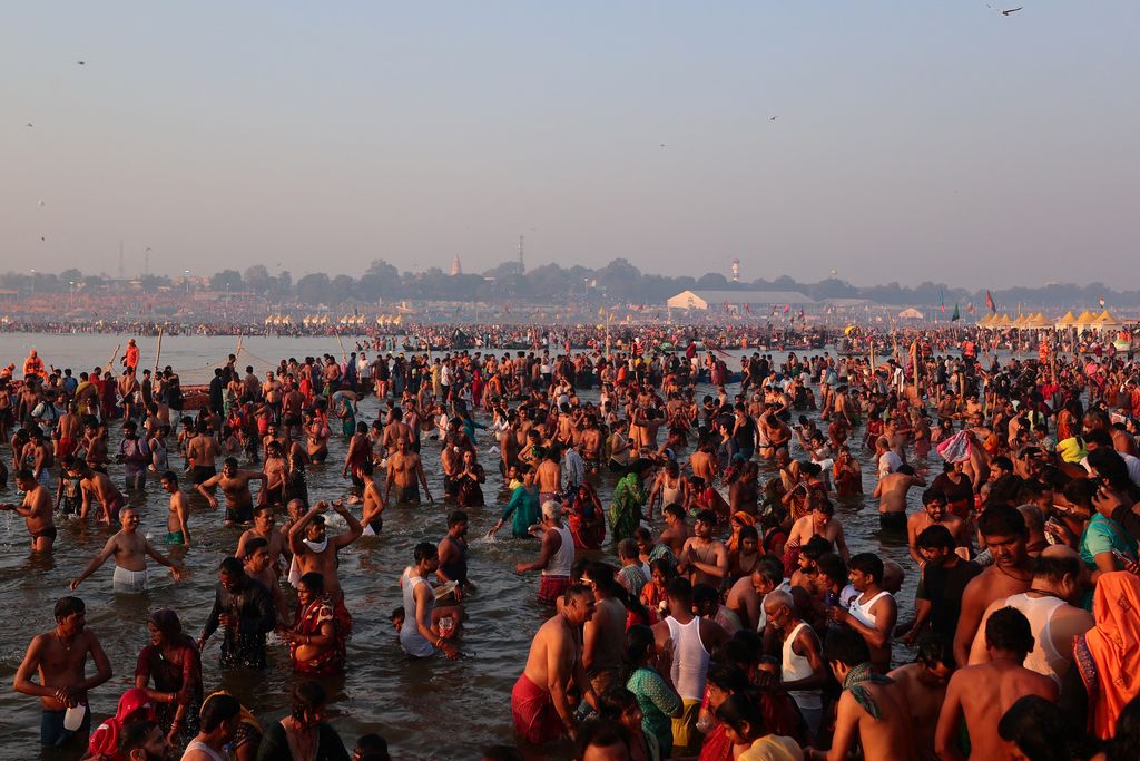 Umat ​​beriman berenang di Sangam, pertemuan sungai Gangga dan Yamuna dengan sungai Saraswati yang tak kasat mata, untuk memperingati Maghi Purnima, salah satu hari suci selama 