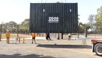 Sembilan gajah Asia diangkut sejauh 40 kilometer (25 mil) dari Kebun Binatang Melbourne di jantung kota ke kandang yang 10 kali lebih besar di Kebun Binatang Werribee Open Range.  