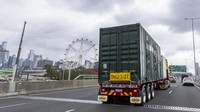 Kontainer yang mengangkut gajah melintas di jalanan Melbourne, Australia, Kamis (13/2/2025).  