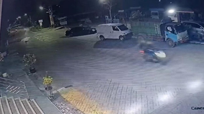 Tangkapan layar momen seorang remaja yang dibegal di Jalan Simongan, Kota Semarang, Minggu (9/2/2025).