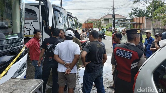 Proses olah tempat kejadian perkara pria gantung diri di Jalan Bibis, Sembuh Lor, Sidomulyo, Godean, Sleman, Kamis (13/2/2025).