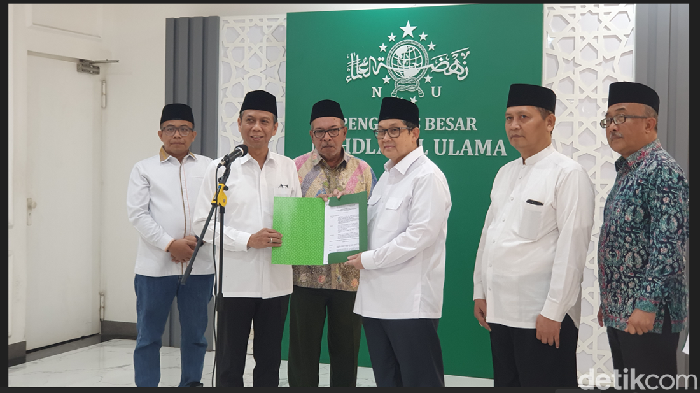 Waketum PBNU Amin Said Husni (kedua dari kiri) menyerahkan SK Idaroh Aliyah JATMAN ke Mudir ‘Ali Ali Masykur Musa (tengah) di kantor PBNU Jakarta, Kamis (13/2/2025).