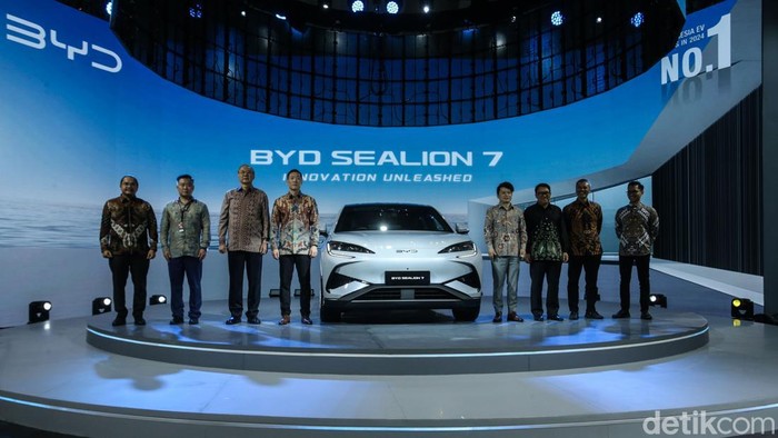 PT BYD Motor Indonesia merilis Sealion 7 dalam ajang Indonesia International Motor Show (IIMS) 2025, JIExpo Kemayoran, Jakarta, Kamis (13/2/2025).